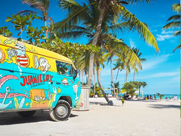 Juanillo Beach, Food and Drinks